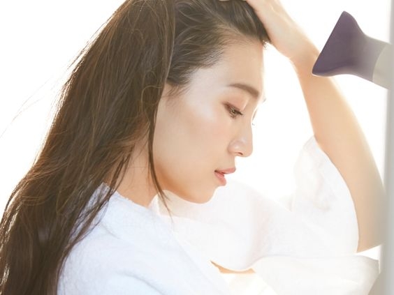 很多人都會犯的錯:洗髮後讓頭髮自然風乾!