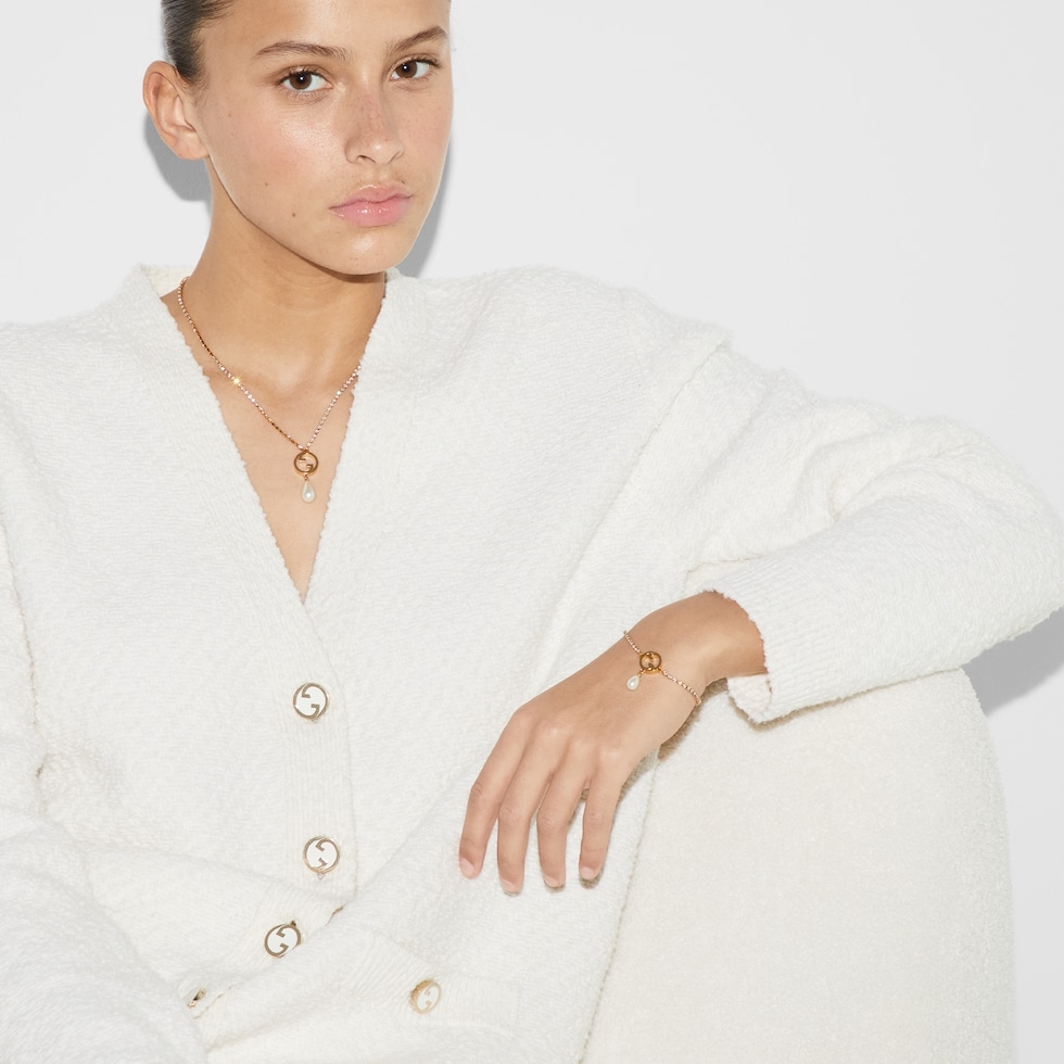 模特兒演繹GUCCI BLONDIE CRYSTAL BRACELET。