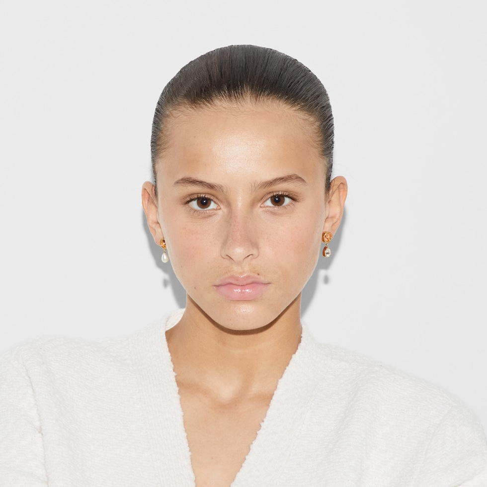 模特兒演繹GUCCI BLONDIE CRYSTAL PEARL EARRINGS。