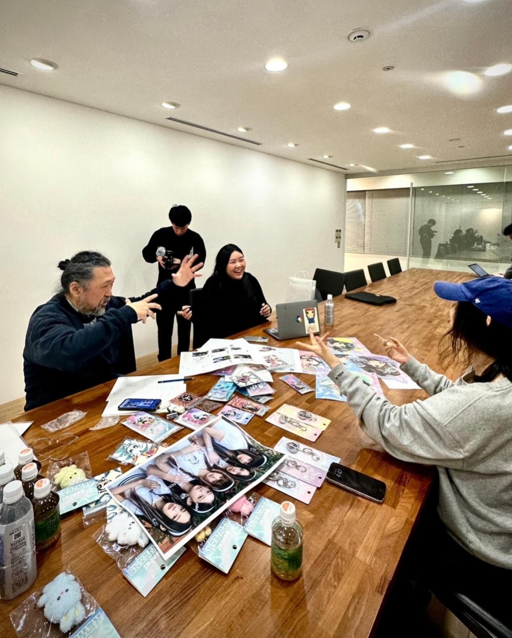 ADOR CEO閔熙珍在個人社群上分享與村上隆的討論過程