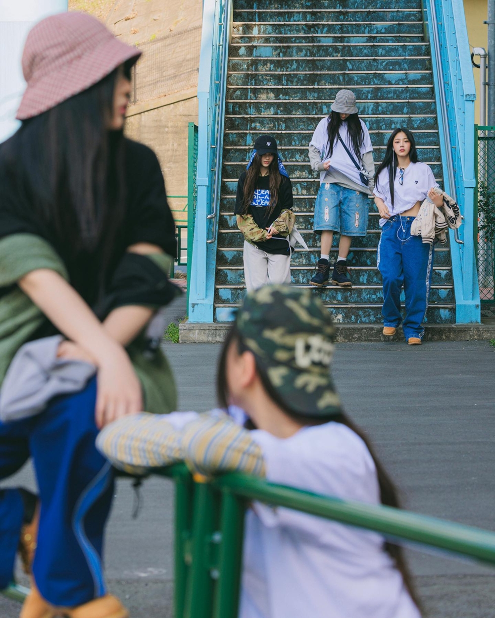 成員們也紛紛穿上與藤原浩的最新聯名系列