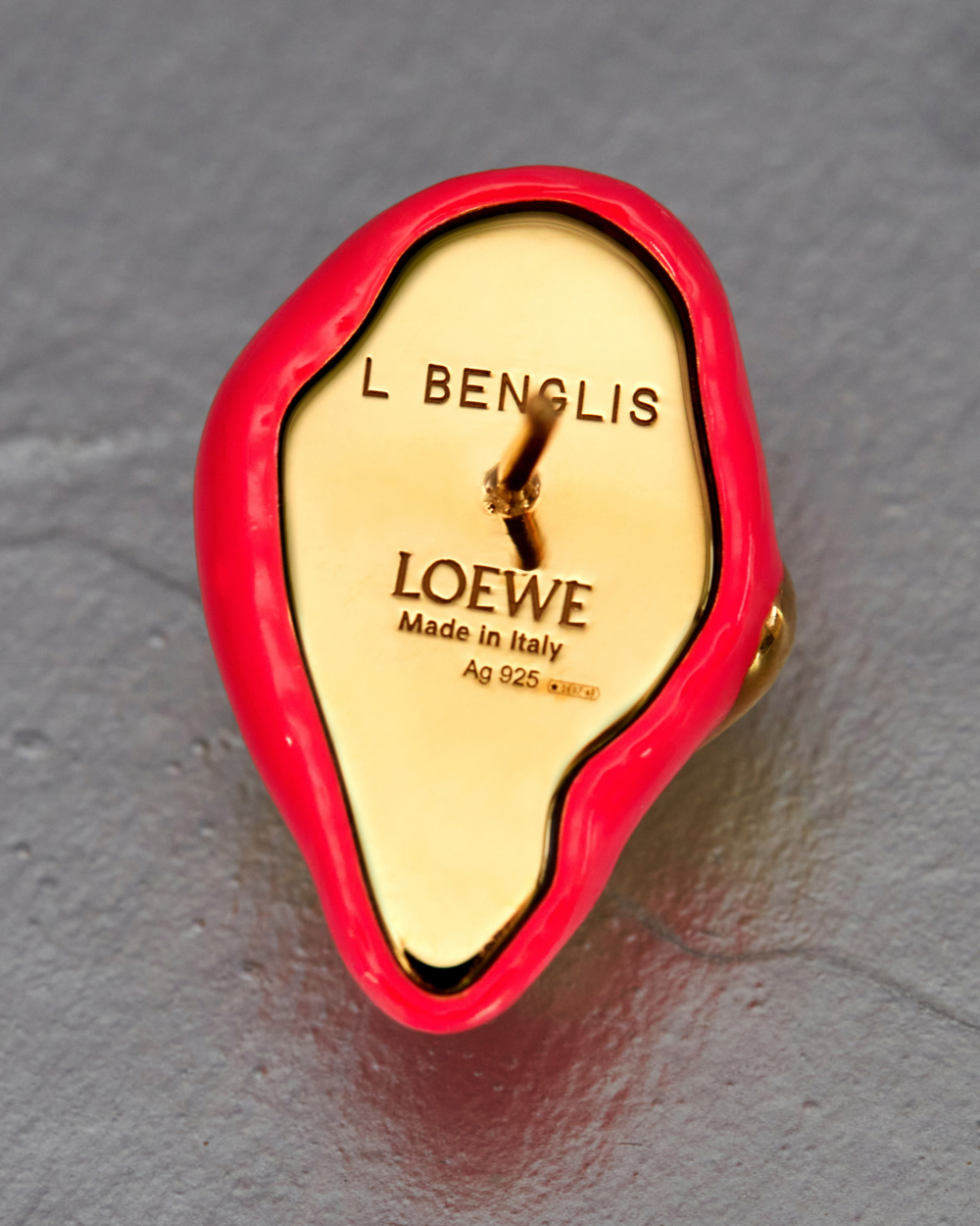 這回亮相的首飾皆有強烈的雕塑感。