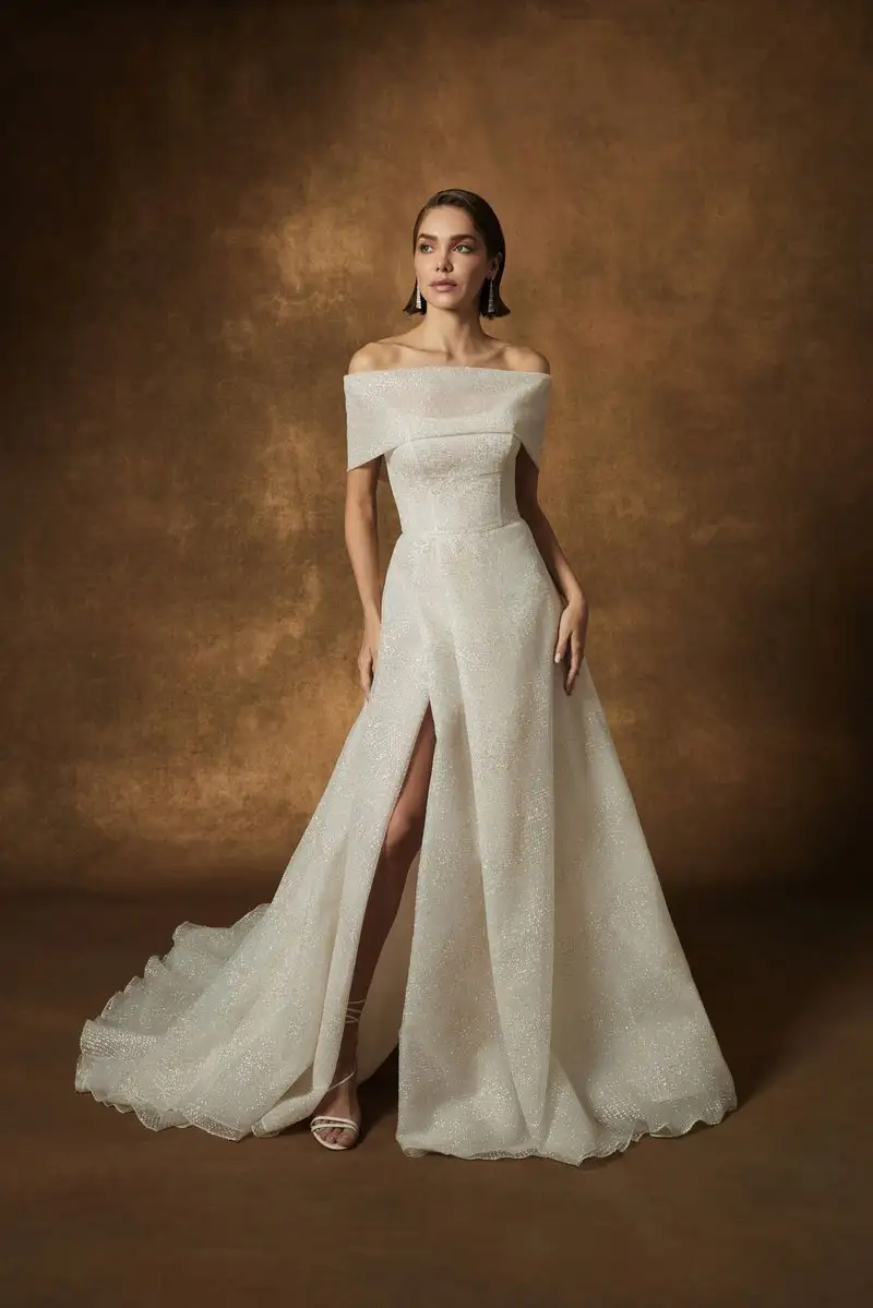 「Celestial」是一款新月形無肩帶禮服