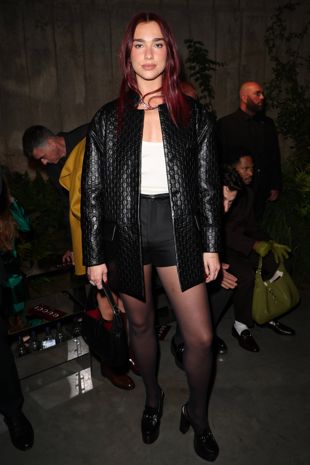 Dua Lipa身著帥氣的黑色壓紋皮革外套搭配短裙亮相