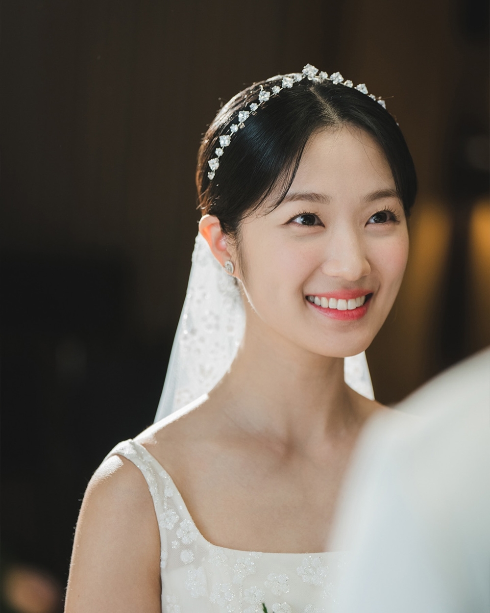 女主角「任率」穿上白色的婚紗,手上拿著捧花更襯托出她本身的氣質