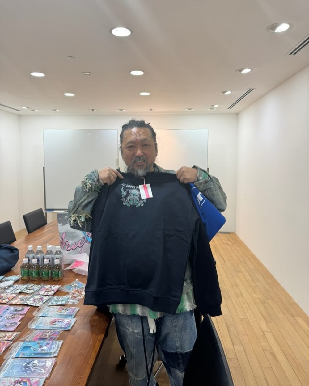 村上隆更穿上閔熙珍送上的ADOR周邊T-Shirt