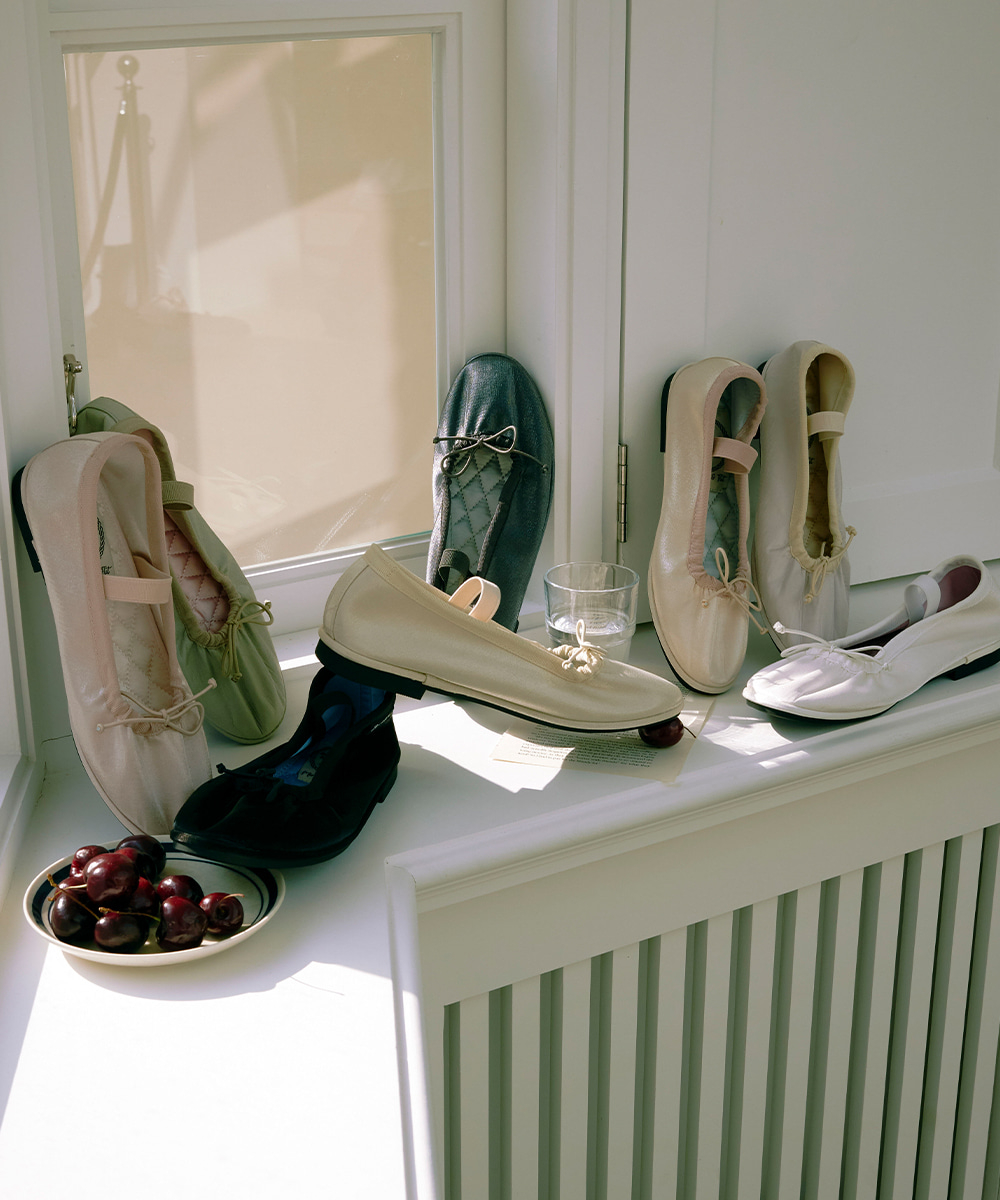 系列中的多款芭蕾平底鞋。