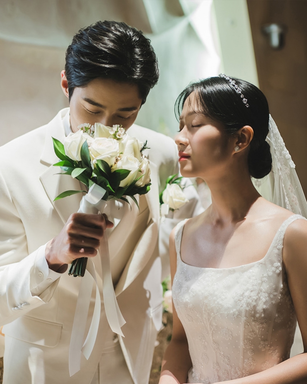 女主角「任率」穿上白色的婚紗,手上拿著捧花更襯托出她本身的氣質