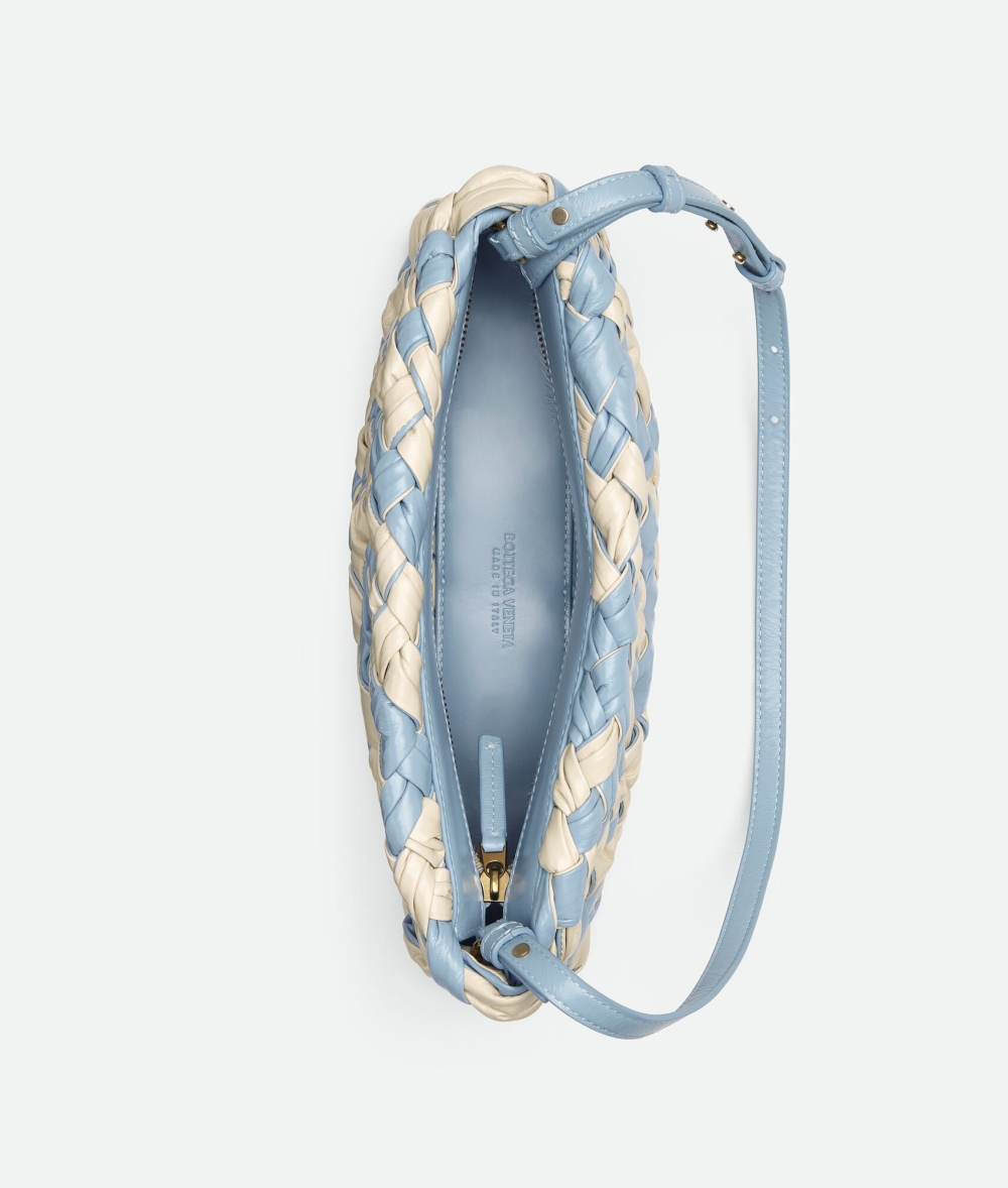 設計成藍色與白色的配色。