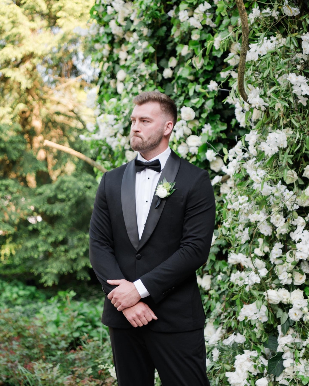 新郎則穿著經典的黑色燕尾服