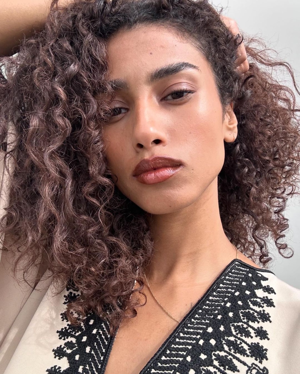 乾性肌膚的Imaan Hammam很注重保濕，在飛機上除了敷面膜外，更會將面霜＋精華混合使用，實行保濕修護同步。