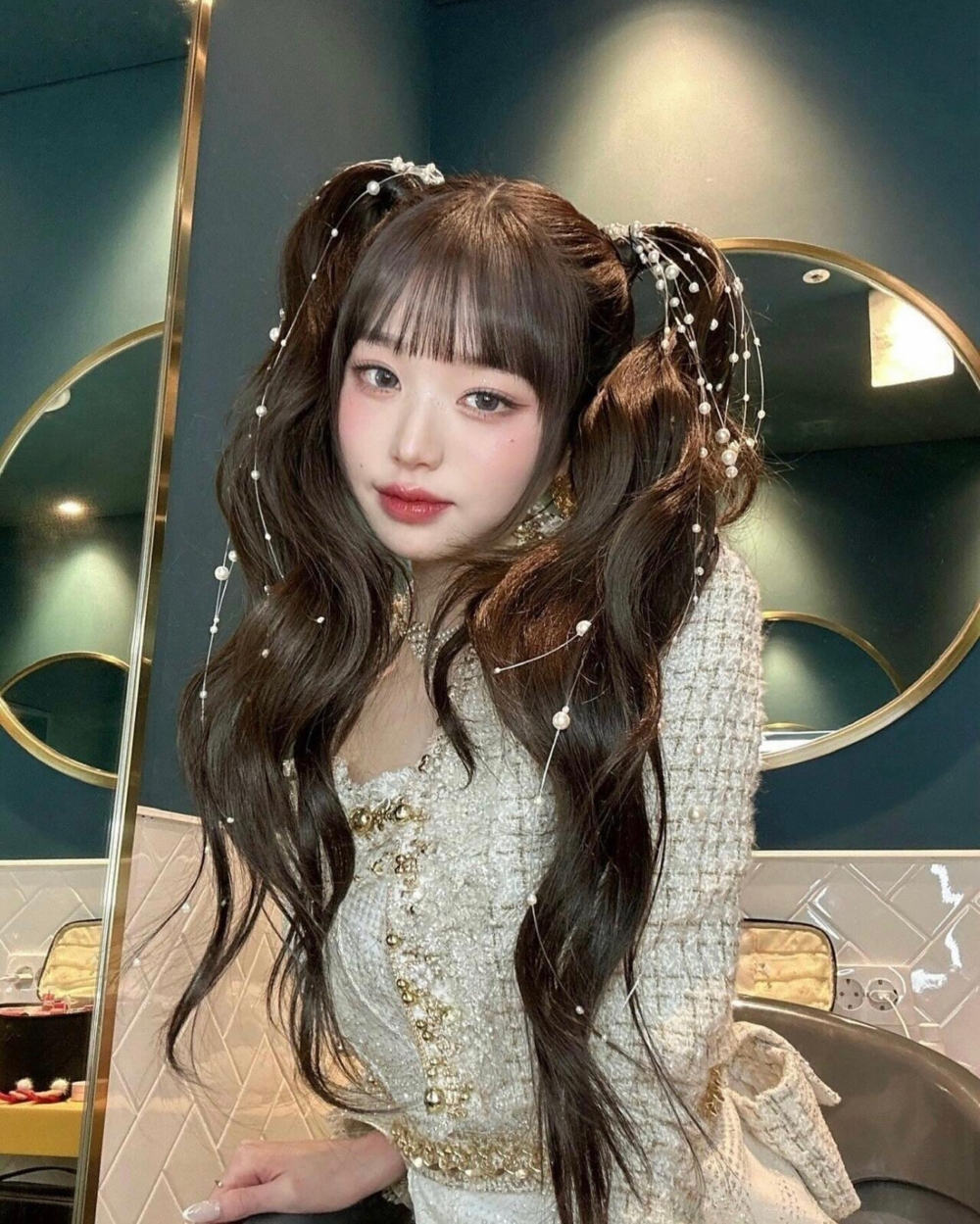 使用帶有大大小小顆珍珠設計的流線髮飾宛如精靈少女