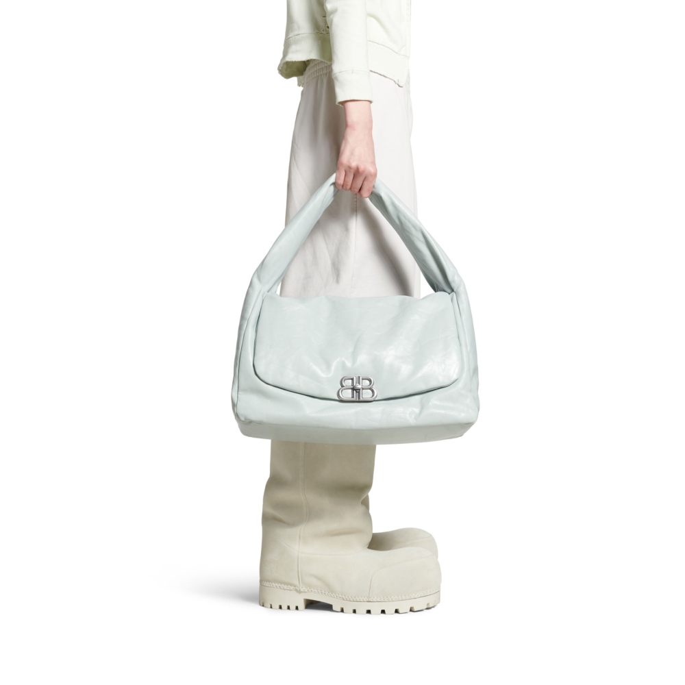 模特兒演繹Balenciaga Monaco Large Sling Bag淺藍色。