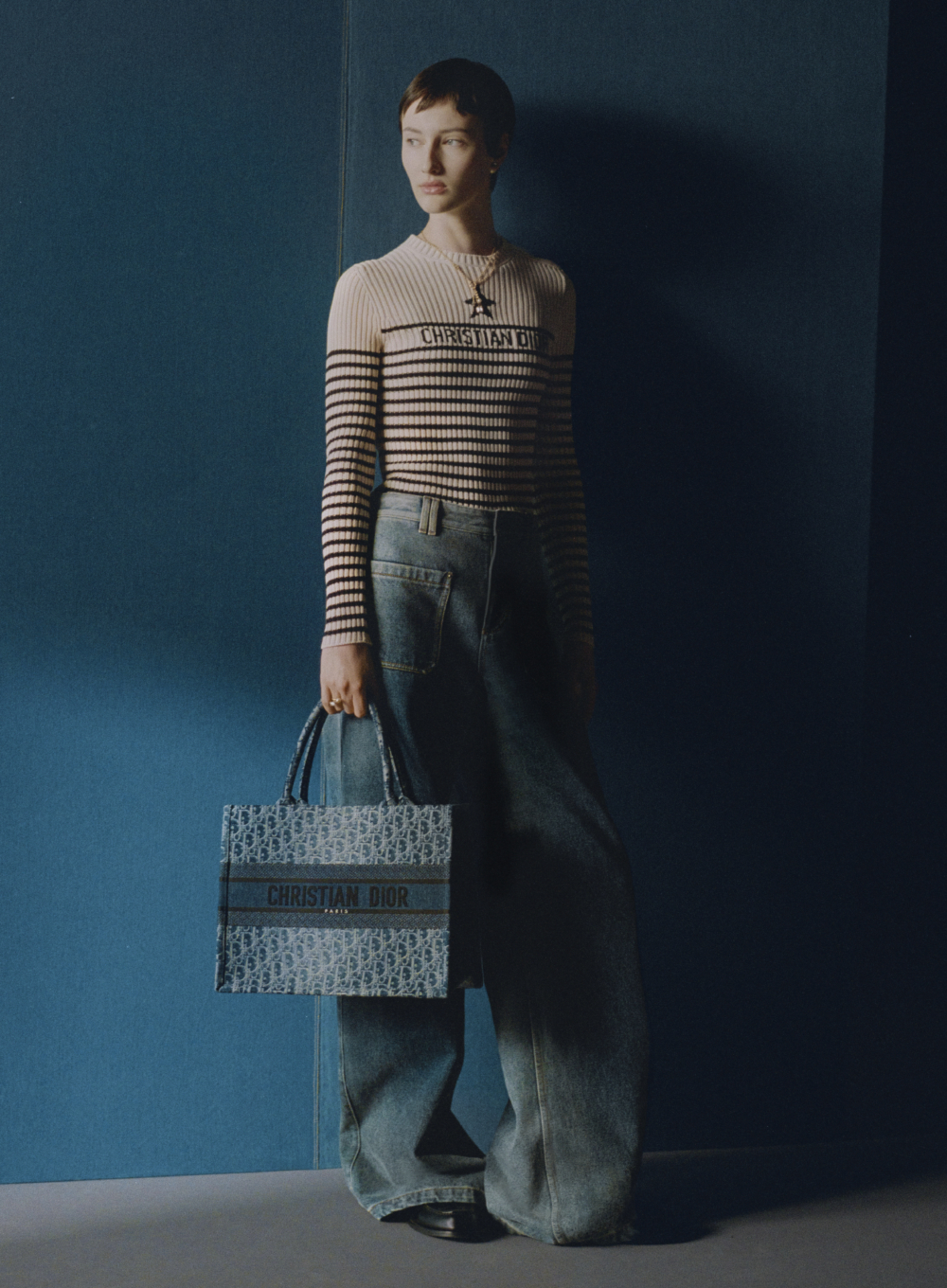 Dior推出Denim Dior Oblique 緹花款式。