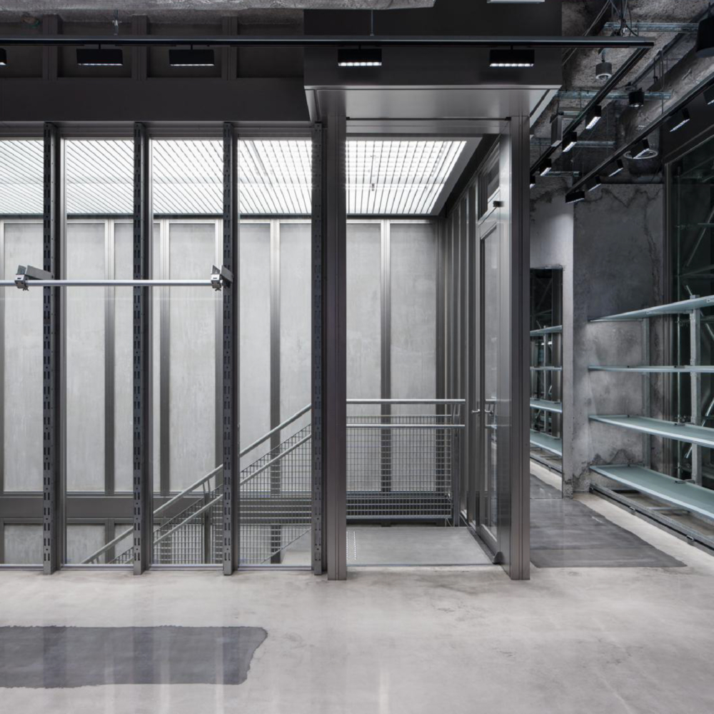 Balenciaga東京銀座旗艦店的店內裝潢。