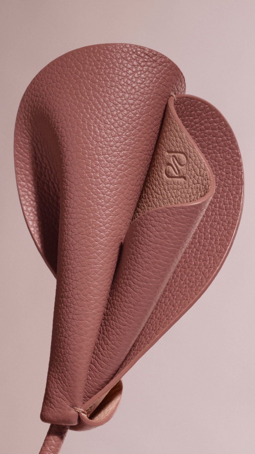 營造出一種永不凋零的美感