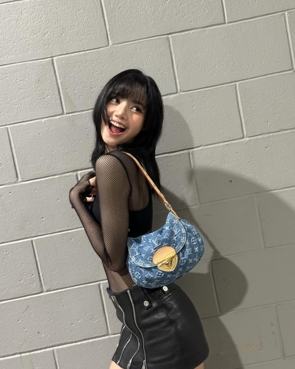 Lisa背上了Louis Vuitton Sunset牛仔腋下包