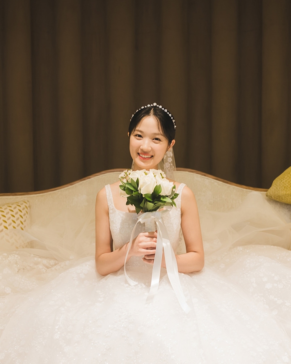 頭上戴上了水鑽頭飾,更襯托出她本身的甜美