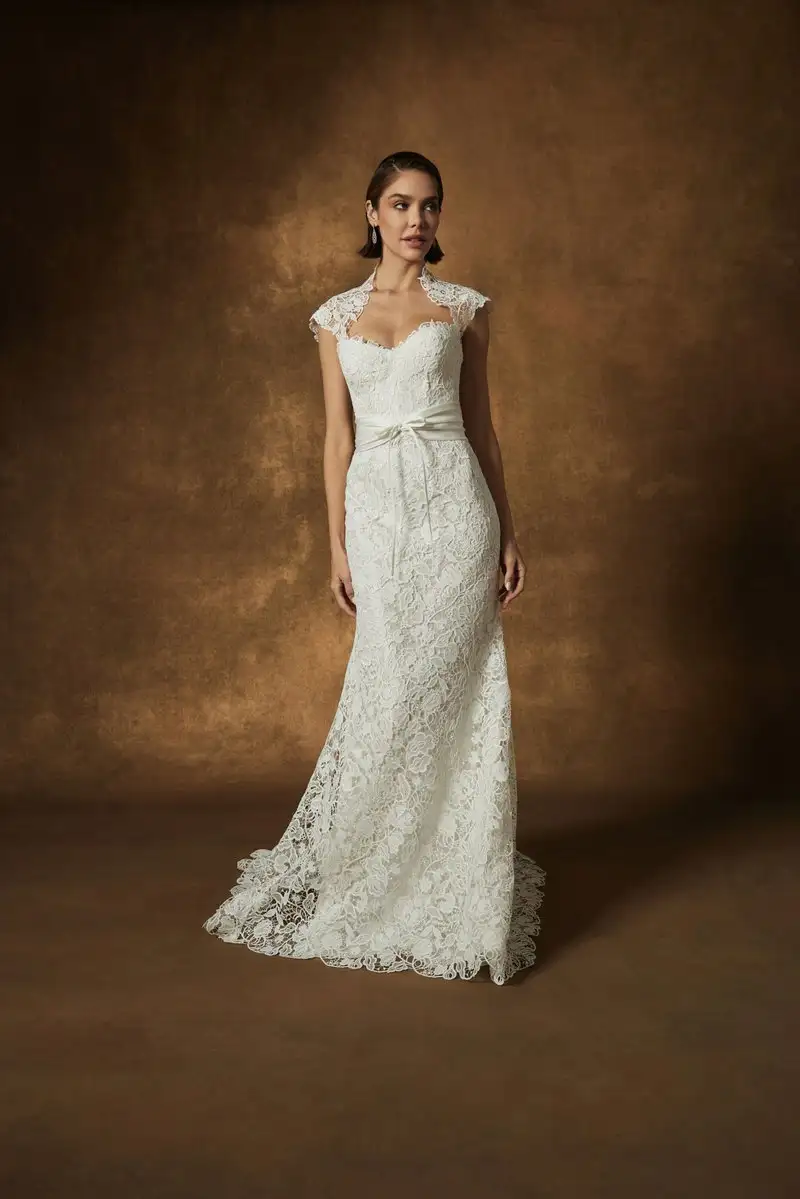 「Calm」是一款凸花蕾絲無肩帶禮服