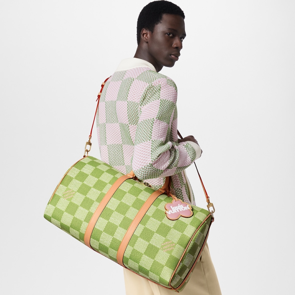 模特兒詮釋Keepall Bandoulière 50。