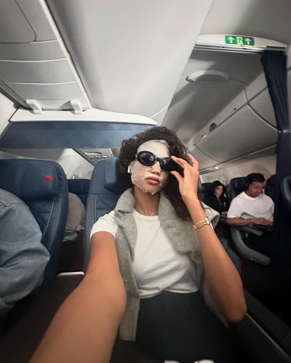 Imaan Hammam早前就在Instagram大方公開自己在飛機上敷面膜的照片！