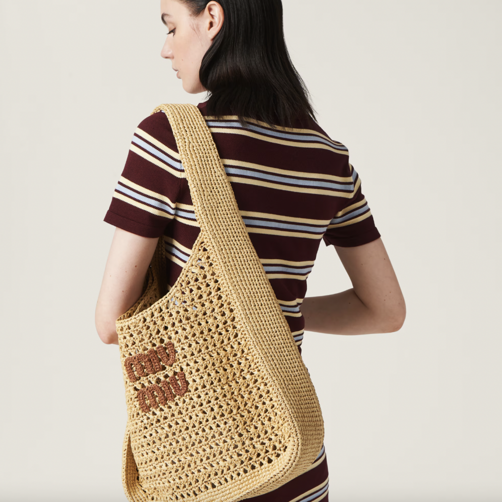 在夏日出遊時一款草編手袋是許多人的首選。