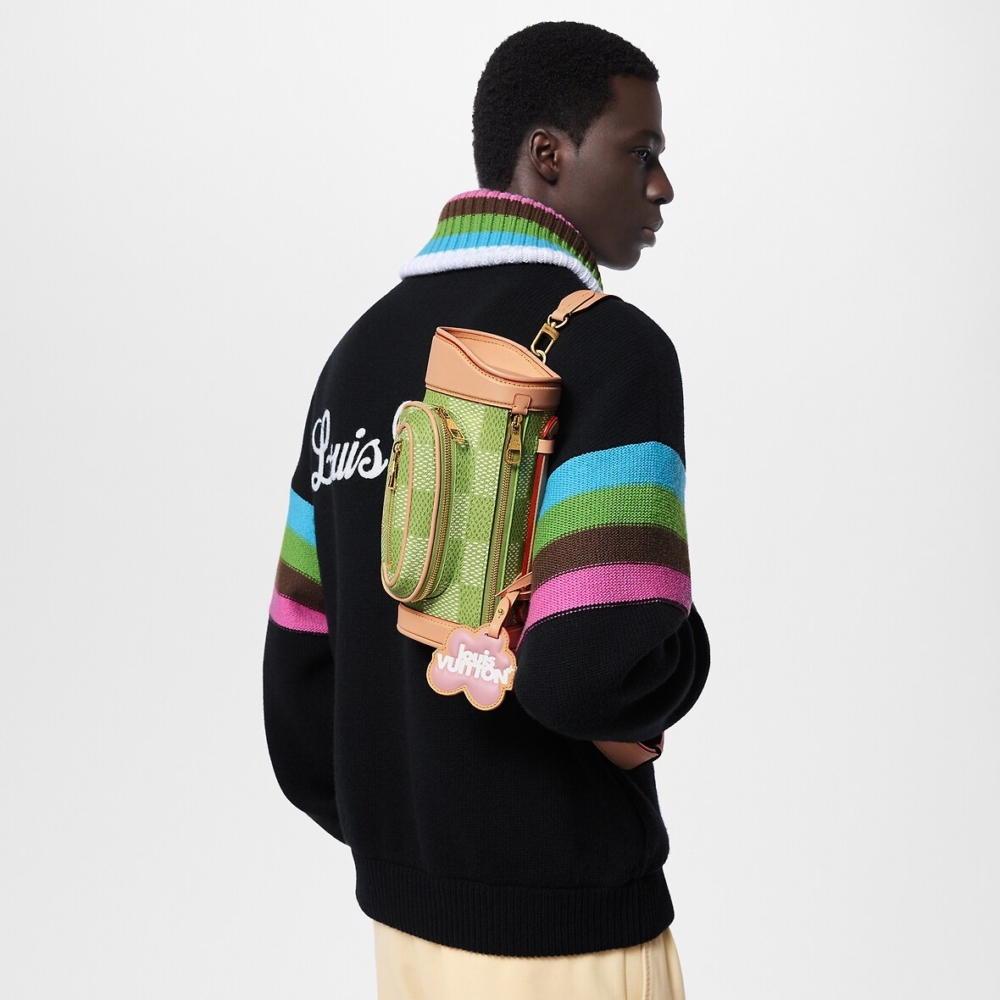 模特兒詮釋Mini Golf Bag。