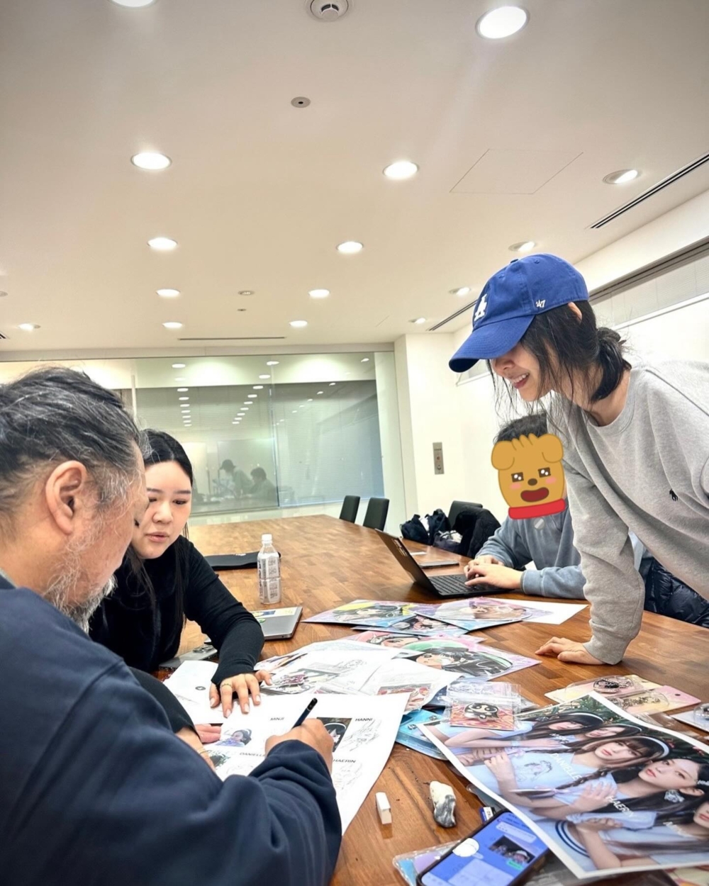 ADOR CEO閔熙珍在個人社群上分享與村上隆的討論過程