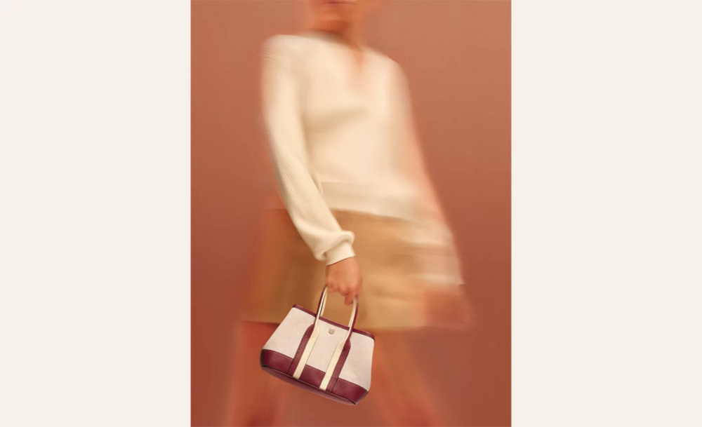 模特兒詮釋Mini Garden Party Bag。