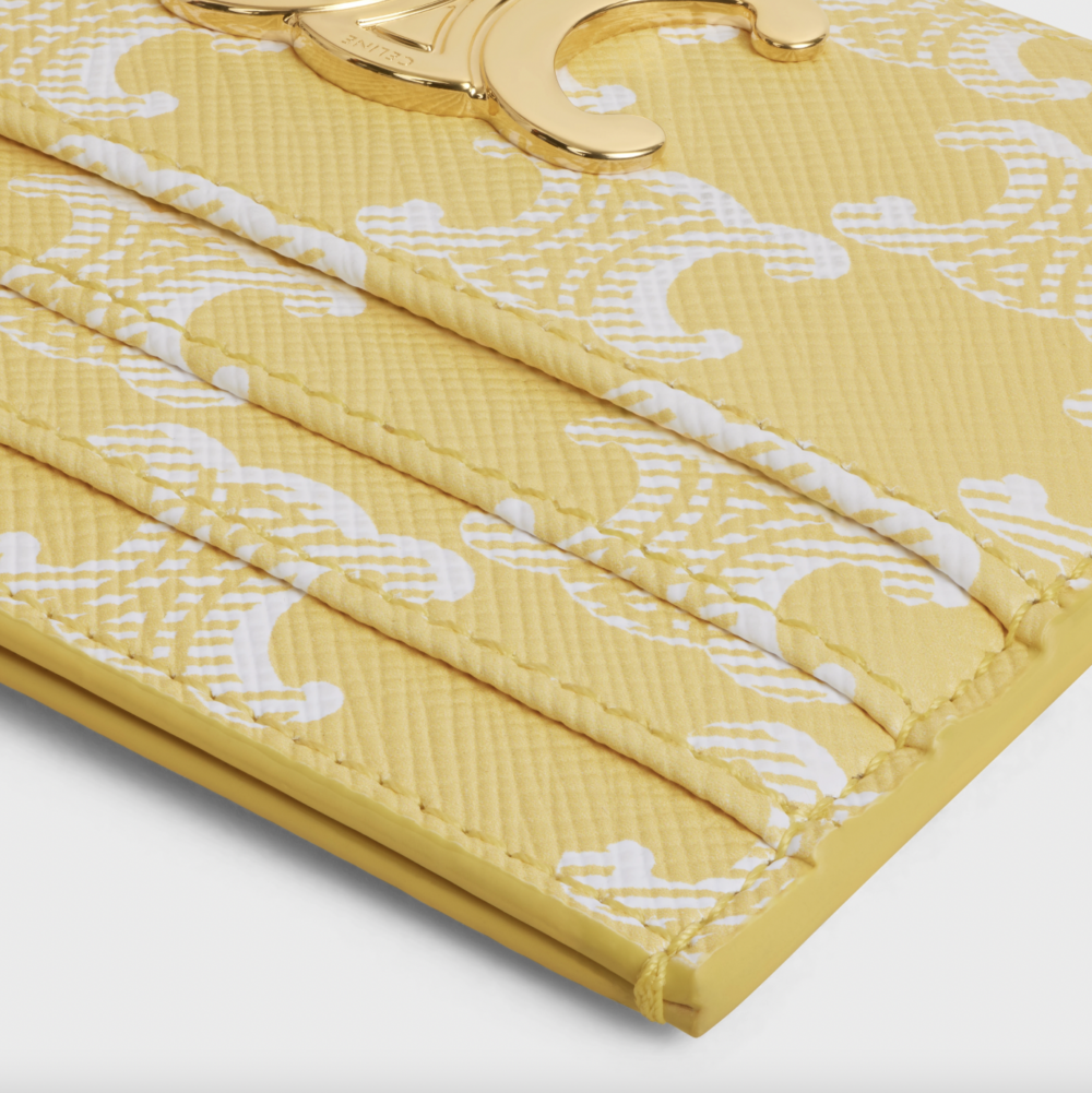 在夏日的時刻，你也可以挑選一款繽紛的色調。