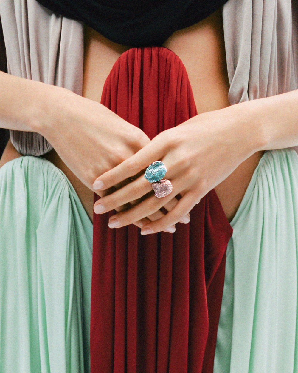 本次登場的LOEWE × LYNDA BENGLIS首飾系列。