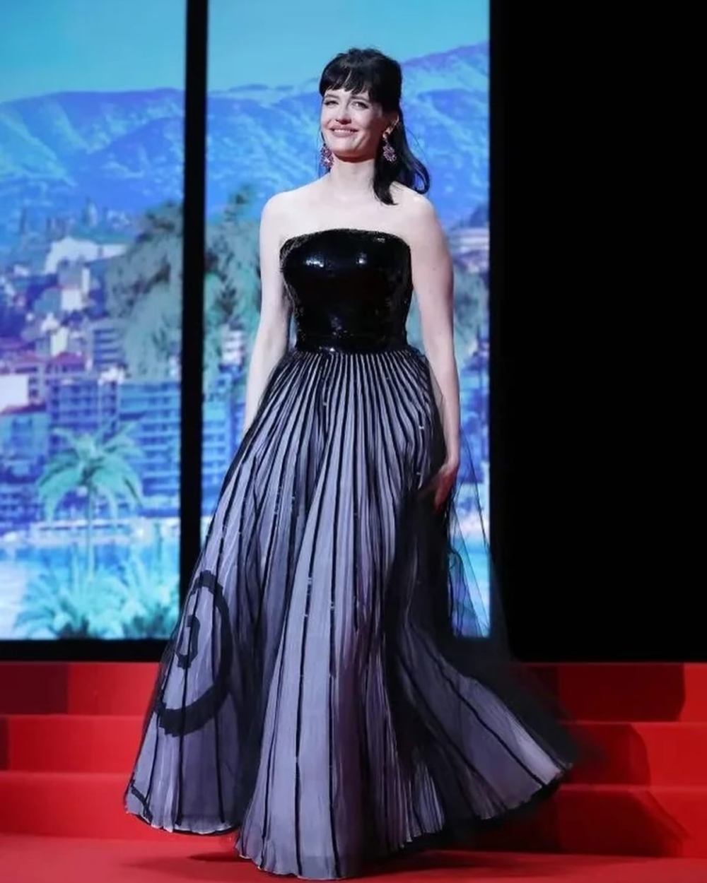 在紅毯時Eva Green換上Giorgio Armani Privé 2016 春季系列禮服
