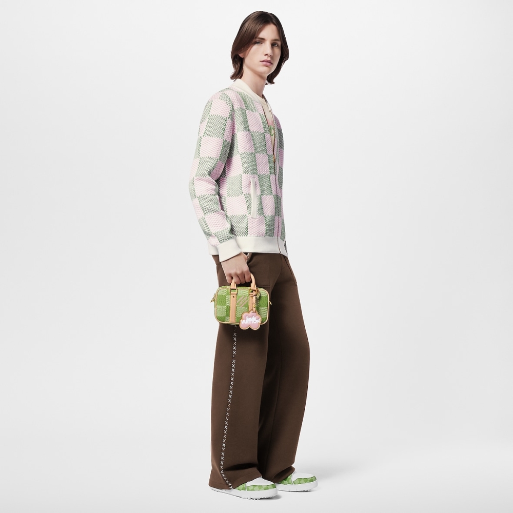 模特兒詮釋Nano Porte Documents Voyage。