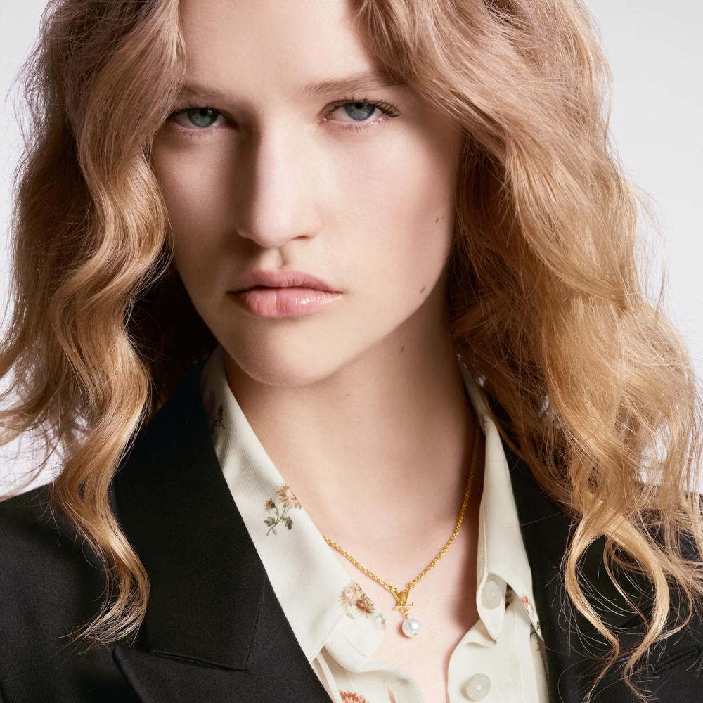 模特兒演繹LV Iconic Louisa Necklace。