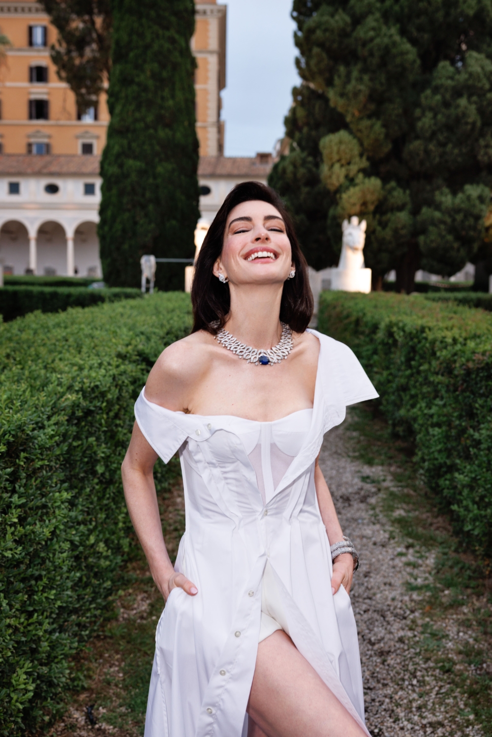 Anne Hathaway將珠寶、Gap訂製白色禮服完美演繹