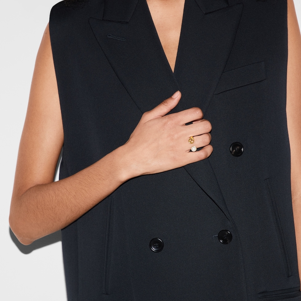 模特兒演繹GUCCI BLONDIE RESIN PEARL RING。