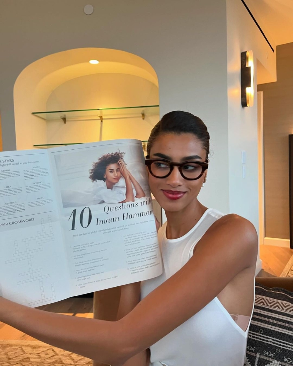 Imaan Hammam亦不私藏地分享自己在飛機上及日常的保濕修護方法。