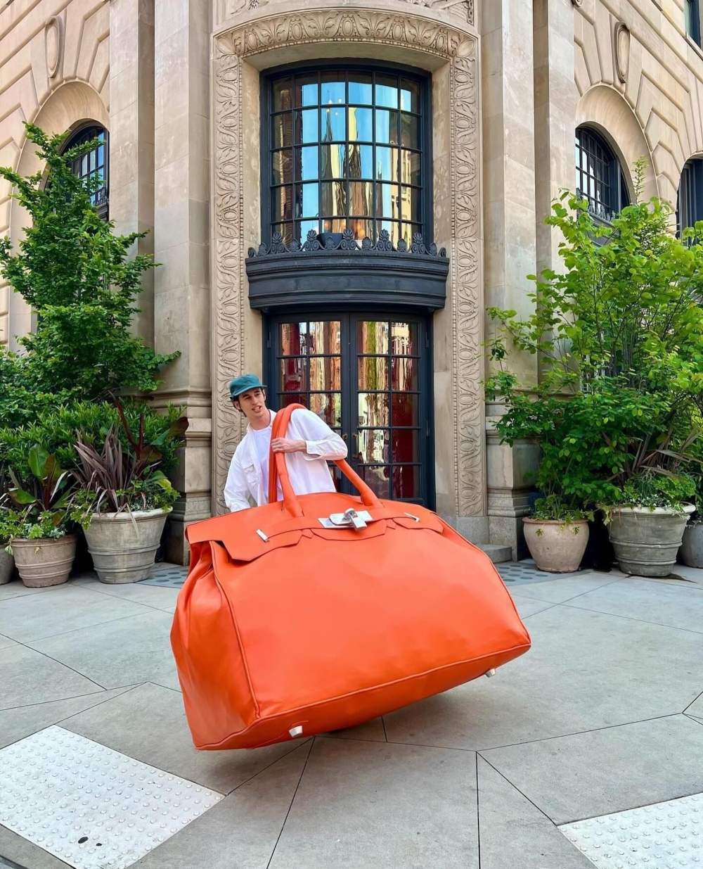 背上巨大的Hermès Birkin包款走在紐約街頭