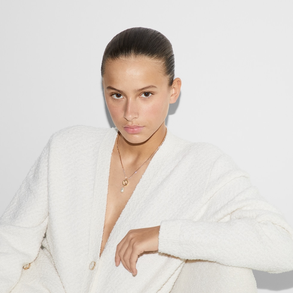 模特兒演繹GUCCI BLONDIE CRYSTAL NECKLACE。