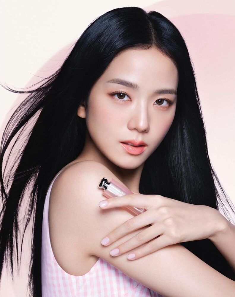 Jisoo完美示範甚麼是純欲兔兔舌頭唇妝！