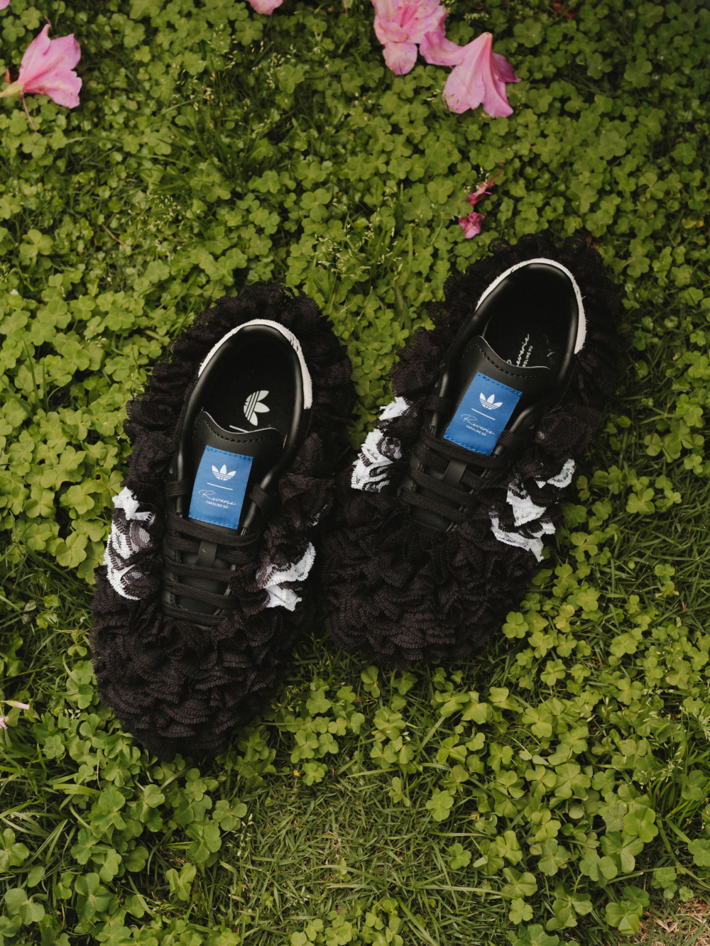 adidas Originals × Caroline Hu的聯名鞋款。