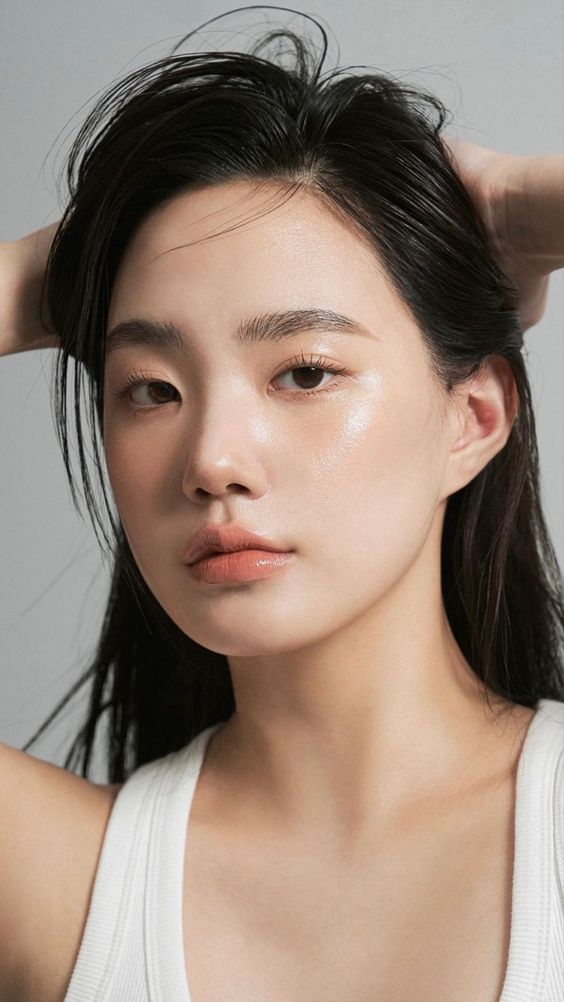 經常用手觸摸頭皮及頭髮,有可能會令手上的油脂污垢轉移到髮上及頭皮。