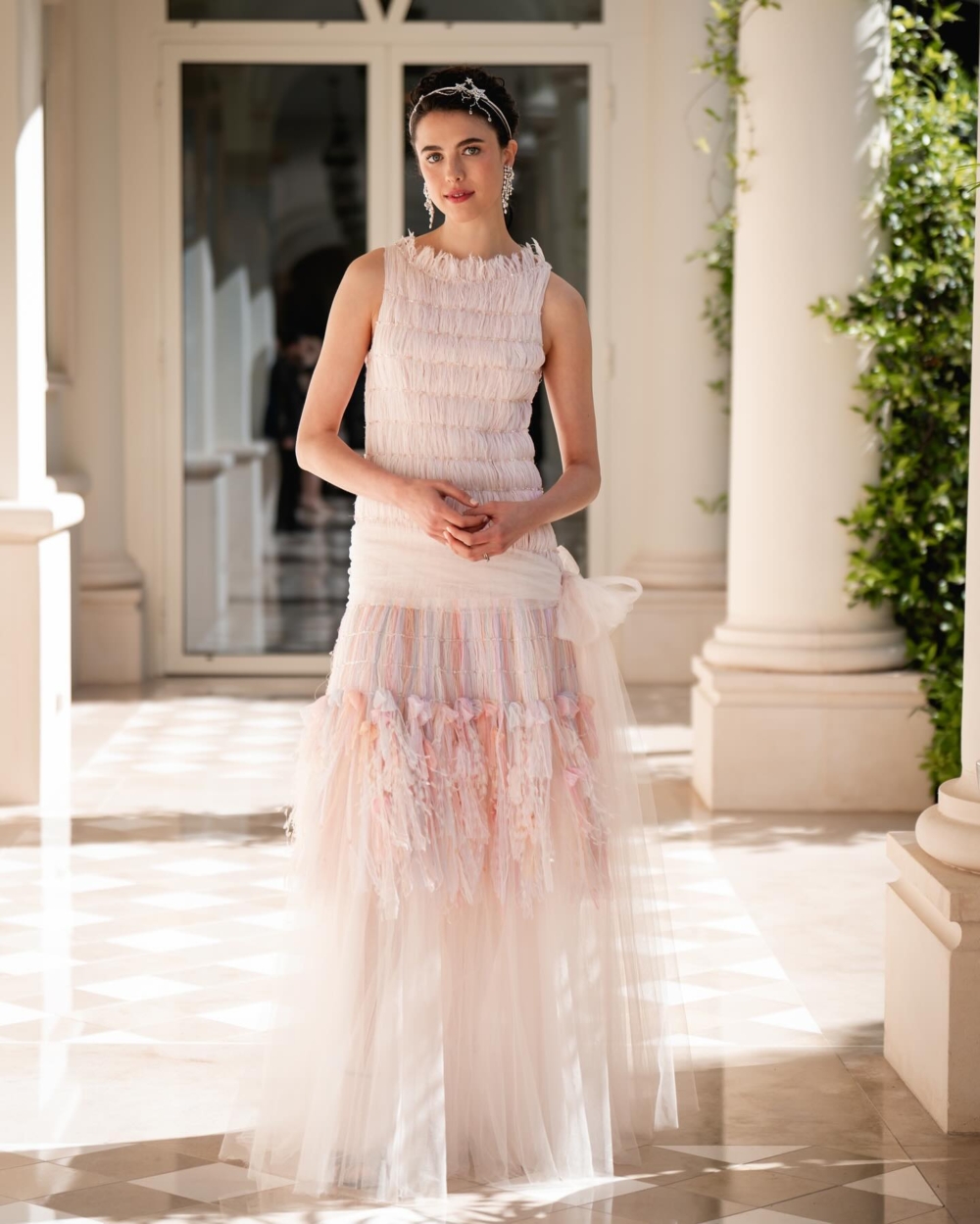 演員Margaret Qualley穿上CHANEL粉色紗裙