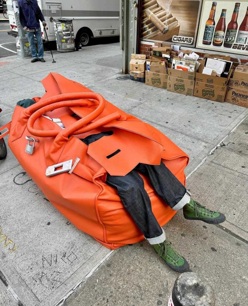 巨大的包款還可以裝下一個成年人