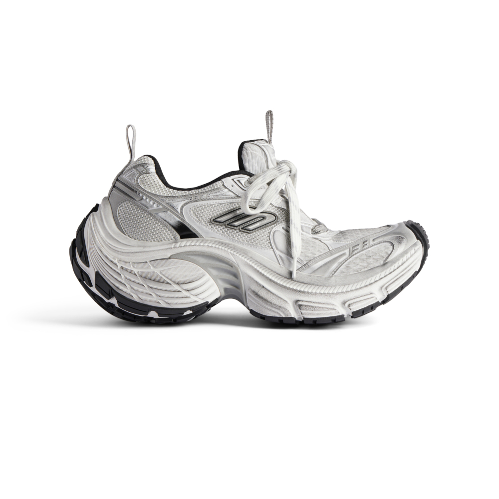 點綴歪斜的B Logo,鞋頭、鞋跟向上翹