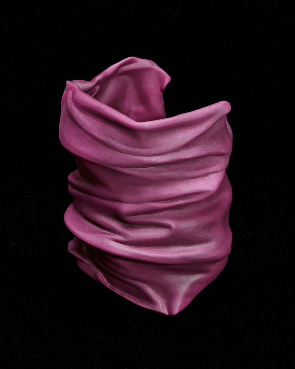 雕塑感強烈的手鐲。