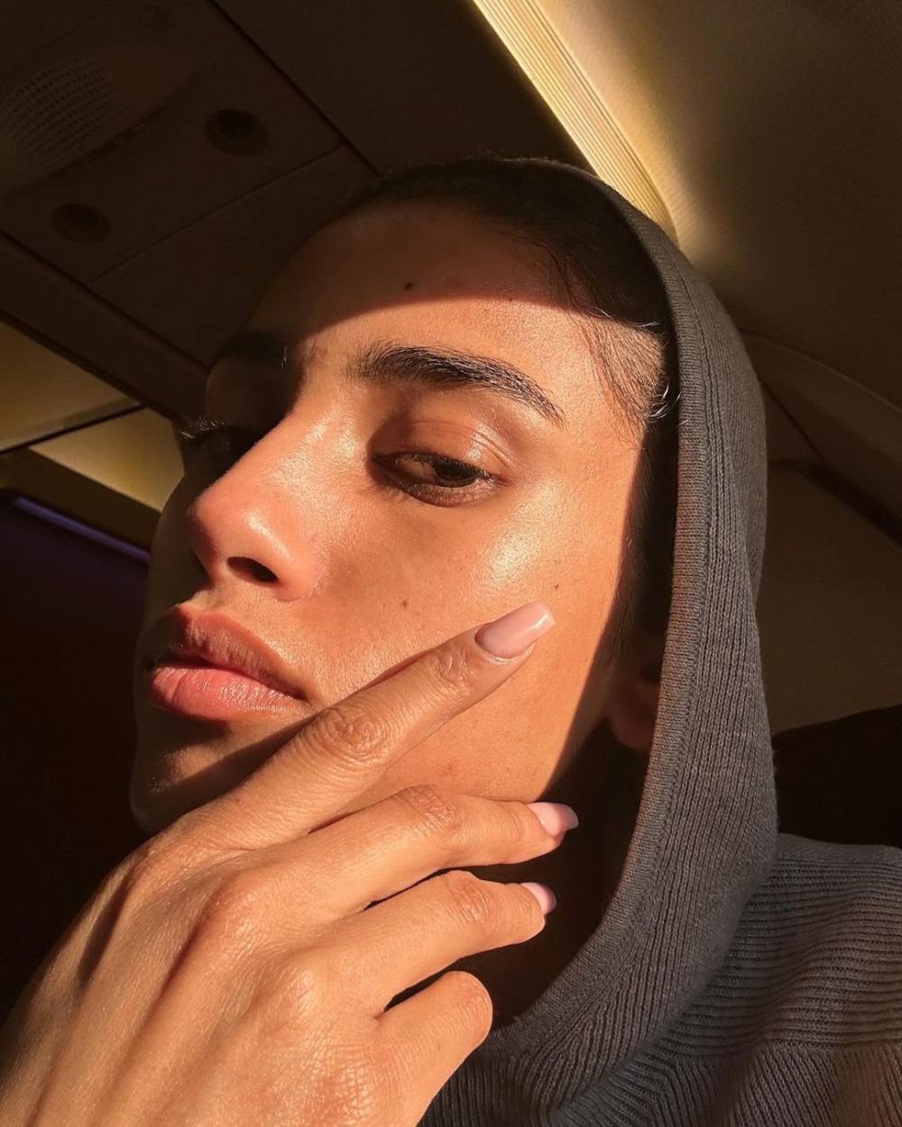 Imaan Hammam經常全世界周圍飛，搭飛機早已是日常。