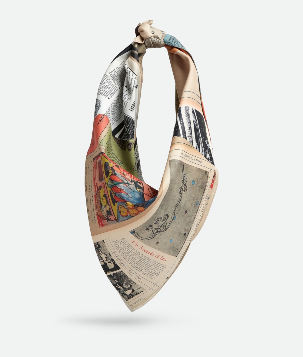 以印花皮革單肩包打造而成。