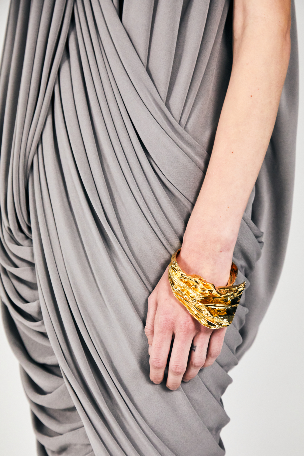 本次登場的LOEWE × LYNDA BENGLIS首飾系列。