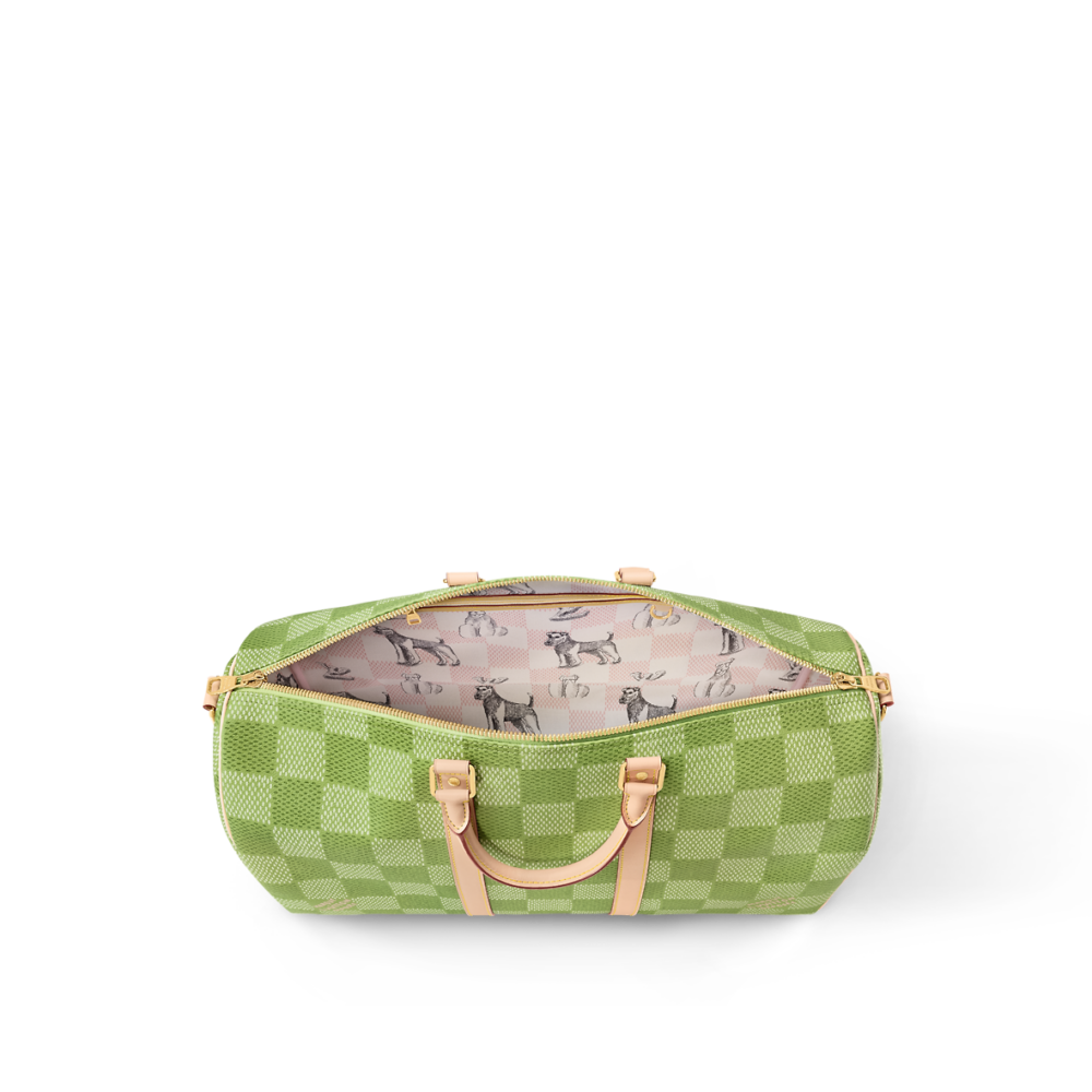 配有牛皮飾帶及頂端手柄。